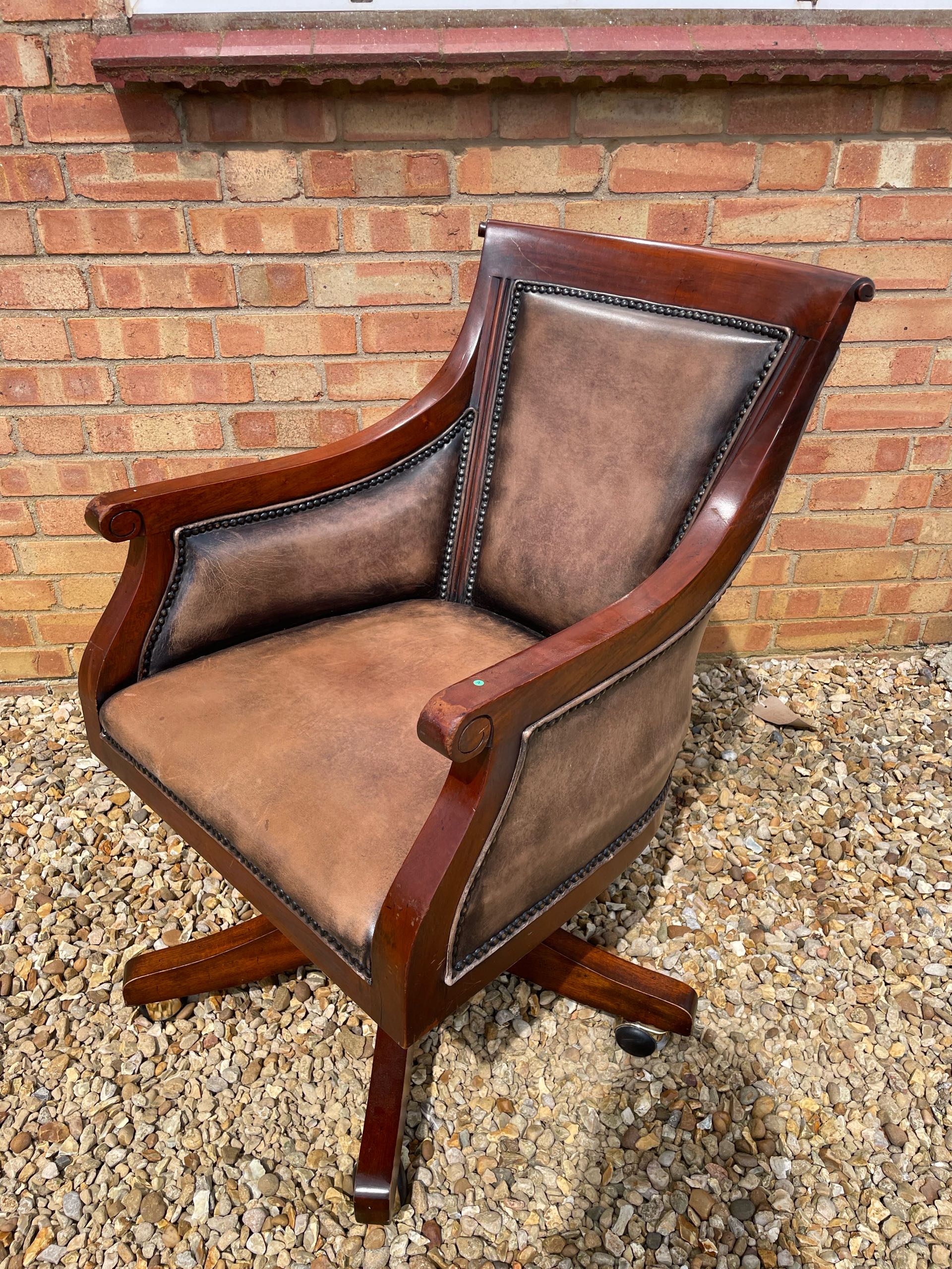 イギリス 1960年代 レザー マホガニー アームチェア ECUKOB0051