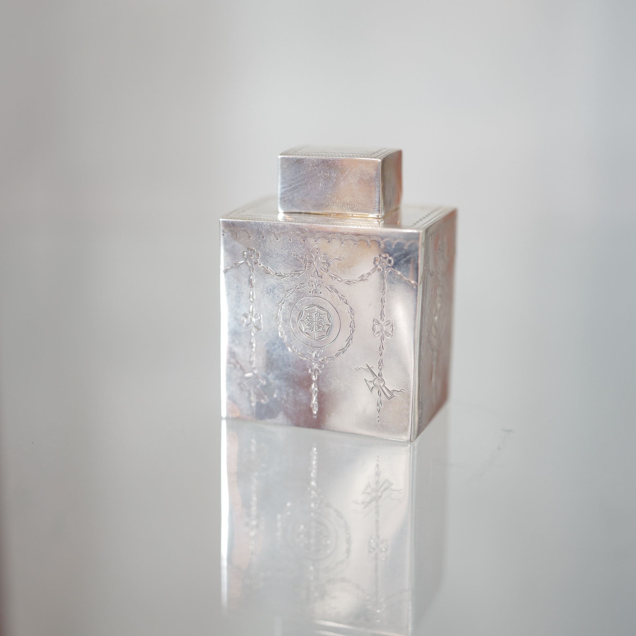 純銀製1910年チェスター製リボン紋ティーキャディボックス