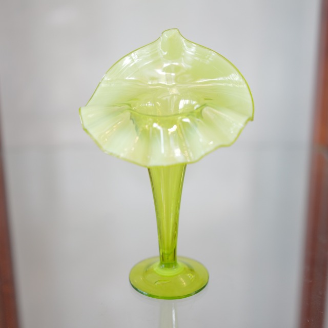 イギリスオパールセントガラス 花器 1890-1900年初頭 アンティーク