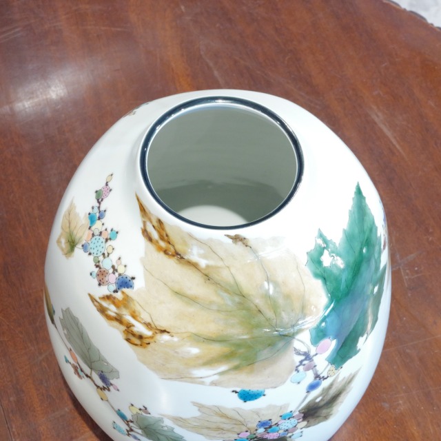 色絵 野葡萄之図 壺 共箱付 伝統工芸 磁器 陶磁器 飾り壺 花器 花瓶