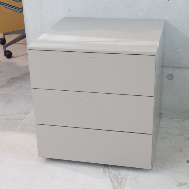 最高級 Molteni & C モルテーニ 3段 W48cm イタリア モダン ミニマル ナイトテーブル サイドテーブル デザイナーズ 塗装仕上げ ダークグレー