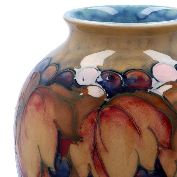 英国ムーアクロフトビンテージ花柄 陶器製 花瓶 William Moorcroft ムーアクロフト 英国磁器 花瓶 P198｜骨董店 のびる