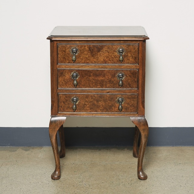 金の糸の刺繍が素敵なイタリア製らしきチェア 金の糸の刺繍が素敵なイタリア製らしきチェア