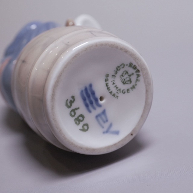 座るファン島の少女　＃1315　★ロイヤルコペンハーゲン　デンマーク　絶版 座るファン島の少女 ＃1315 ☆ロイヤルコペンハーゲン デンマーク 絶版