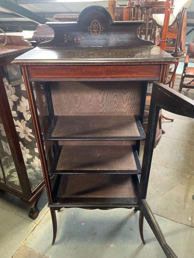 イギリスアンティーク　マホガニー ガラスキャビネット アンティークの英国スタイルの家具、マホガニー材のガラスキャビネット