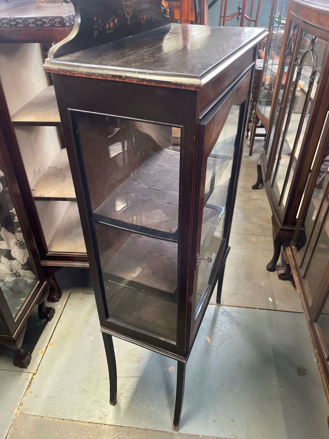 イギリスアンティーク　マホガニー ガラスキャビネット アンティークの英国スタイルの家具、マホガニー材のガラスキャビネット