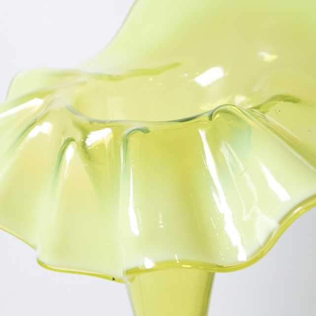 イギリス 1890年代 オパールセントガラス フラワーベース