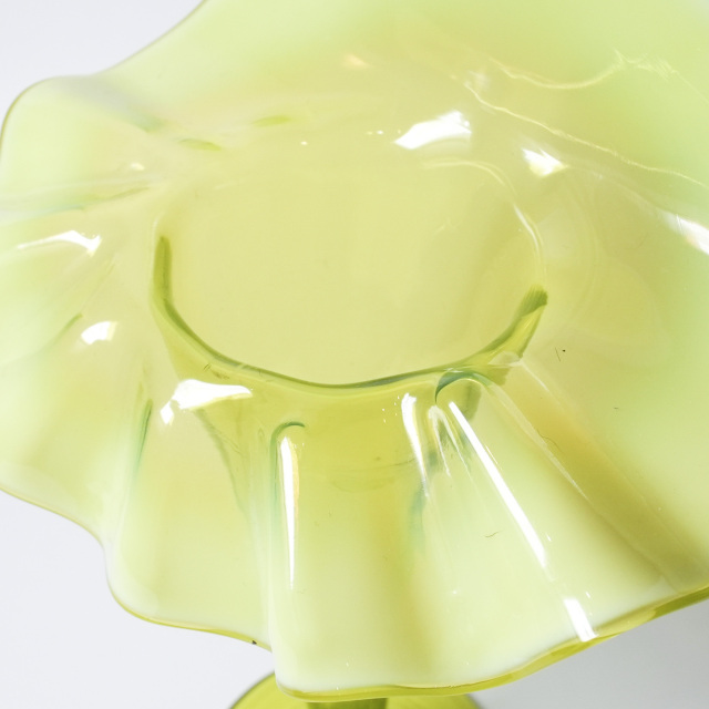 イギリス 1890年代 オパールセントガラス フラワーベース