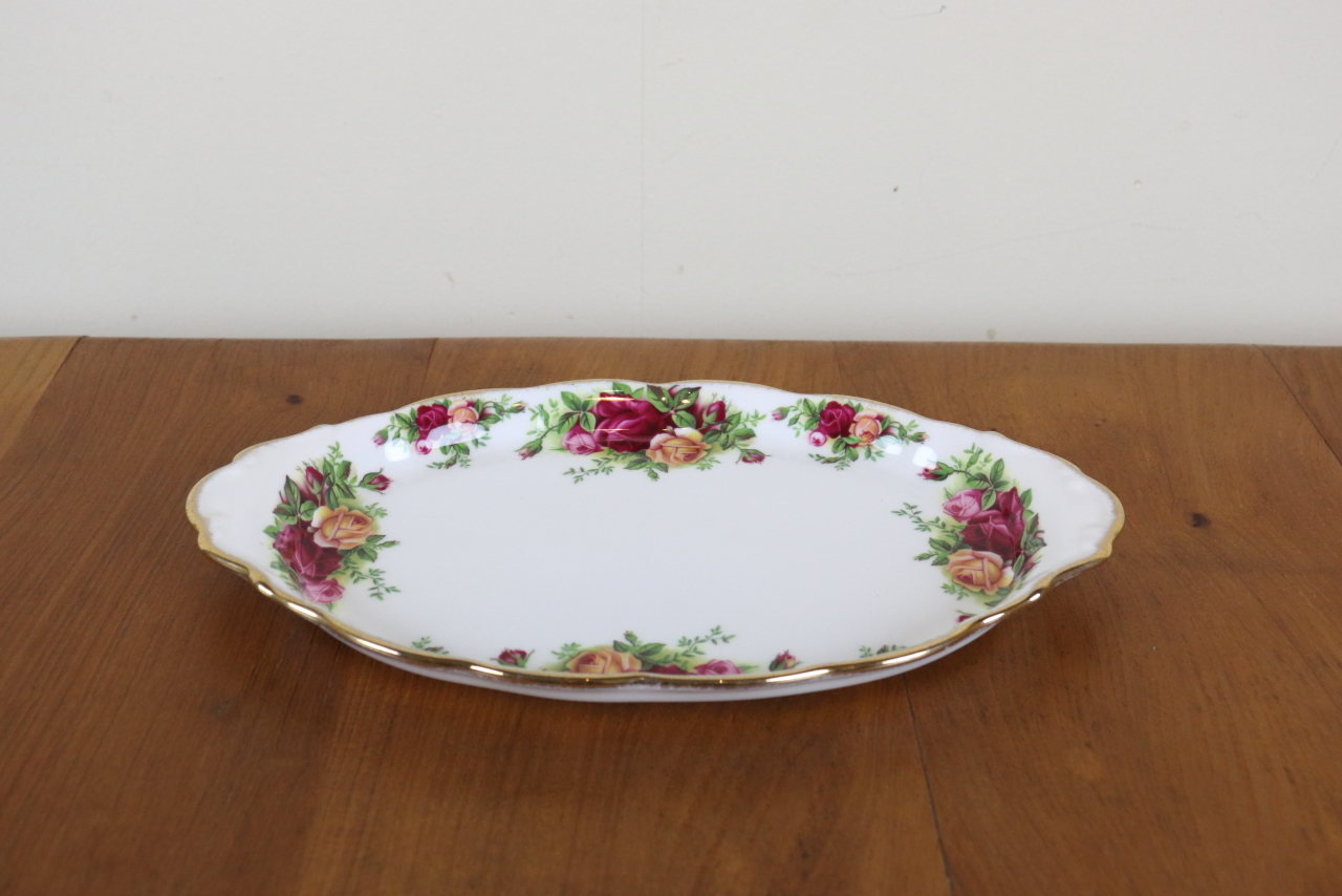 ロイヤルアルバート　オールドカントリーローズ　リーガルトレイ　オーバルプレート　セカンド品　薔薇　ROYAL ALBERT　イギリス　ヴィンテージ　に2281-3