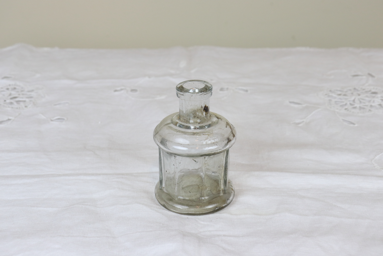 イギリス　アンティーク　インク瓶　ガラス瓶　ボトル　一輪挿し　フラワーベース　花瓶