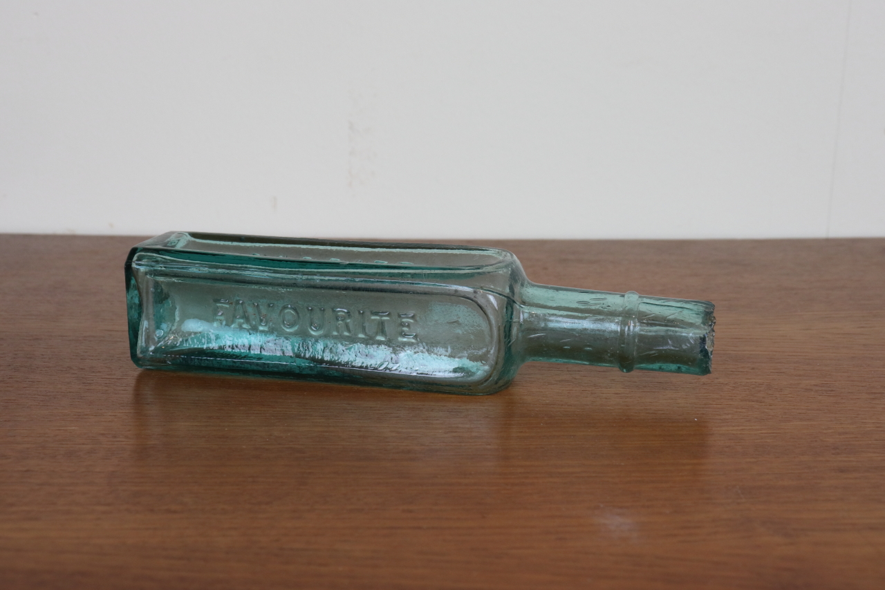 イギリス　アンティーク　ガラス瓶　ボトル　一輪挿し　フラワーベース　花瓶