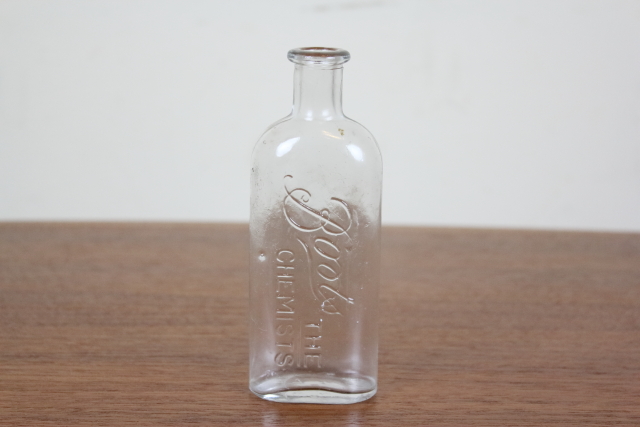 イギリス　アンティーク　BOOTS　ビン　花瓶　一輪挿し　薬瓶