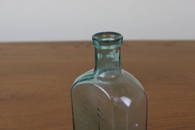 イギリス　アンティーク　薬瓶　ガラスビン　一輪挿し　ボトル