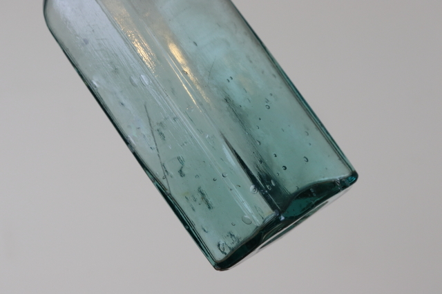 イギリス　アンティーク　薬瓶　ガラスビン　一輪挿し　ボトル