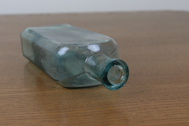 イギリス　アンティーク　薬瓶　ガラスビン　一輪挿し　ボトル