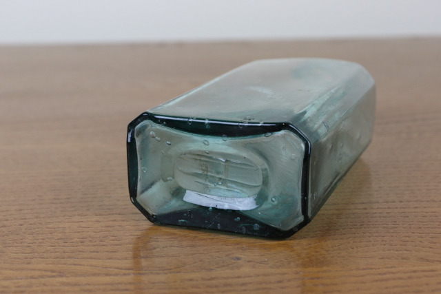 イギリス　アンティーク　薬瓶　ガラスビン　一輪挿し　ボトル