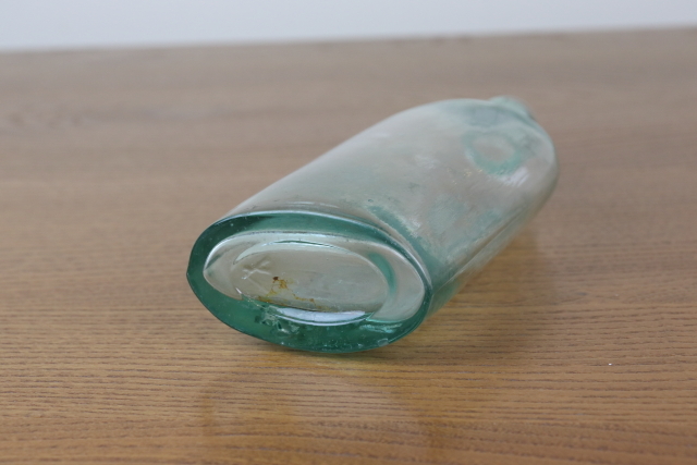 イギリス　アンティーク　薬瓶　ガラスビン　一輪挿し　ボトル