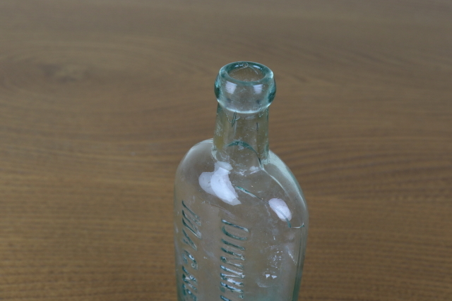 イギリス　アンティーク　薬瓶　ガラスビン　一輪挿し　ボトル