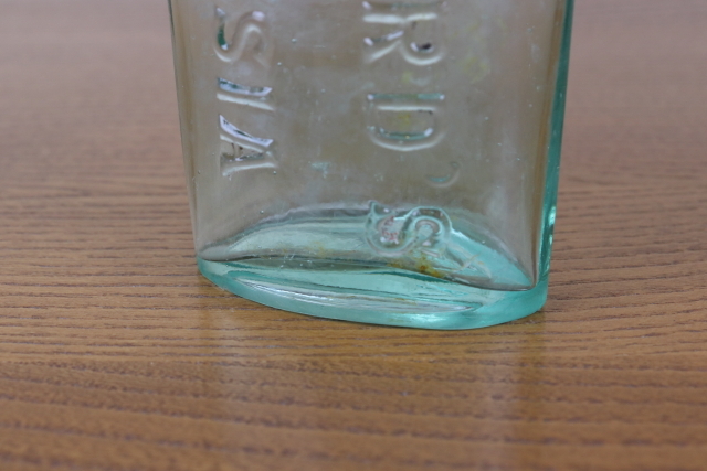 イギリス　アンティーク　薬瓶　ガラスビン　一輪挿し　ボトル