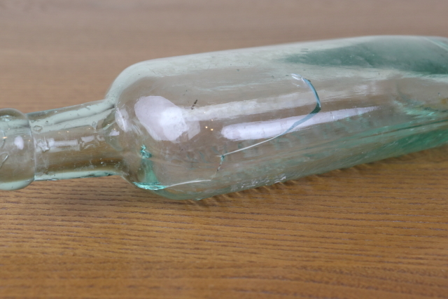 イギリス　アンティーク　薬瓶　ガラスビン　一輪挿し　ボトル