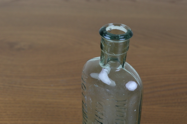 イギリス　アンティーク　薬瓶　ガラスビン　一輪挿し　ボトル