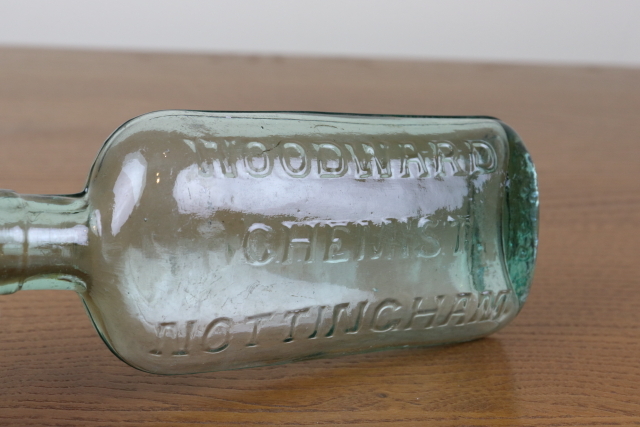 イギリス　アンティーク　薬瓶　ガラスビン　一輪挿し　ボトル