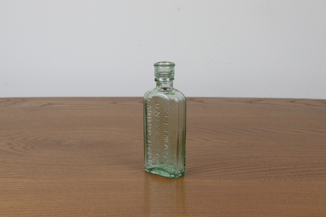 イギリス　アンティーク　薬瓶　ガラスビン　一輪挿し　ボトル