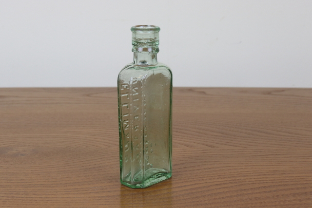 イギリス　アンティーク　薬瓶　ガラスビン　一輪挿し　ボトル