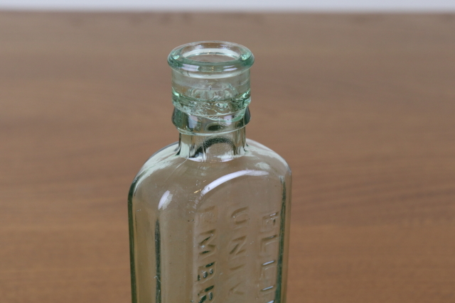 イギリス　アンティーク　薬瓶　ガラスビン　一輪挿し　ボトル