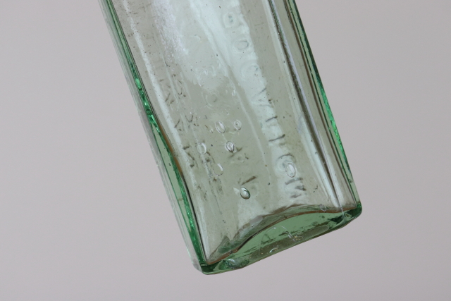 イギリス　アンティーク　薬瓶　ガラスビン　一輪挿し　ボトル