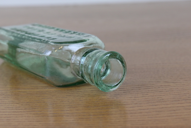 イギリス　アンティーク　薬瓶　ガラスビン　一輪挿し　ボトル