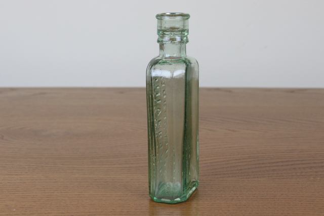 イギリス　アンティーク　薬瓶　ガラスビン　一輪挿し　ボトル