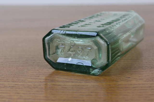 イギリス　アンティーク　薬瓶　ガラスビン　一輪挿し　ボトル