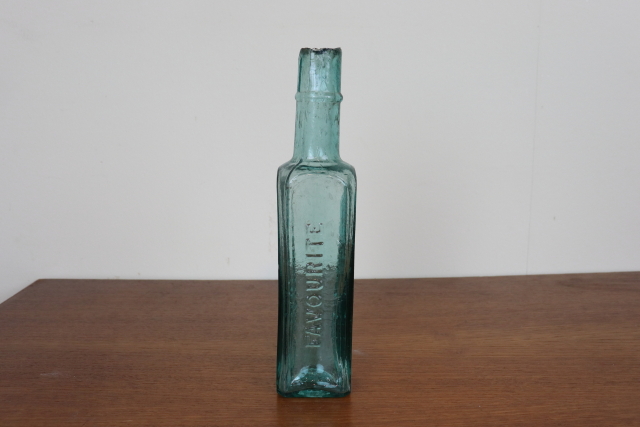 イギリス　アンティーク　ガラス瓶　ボトル　一輪挿し　フラワーベース　花瓶