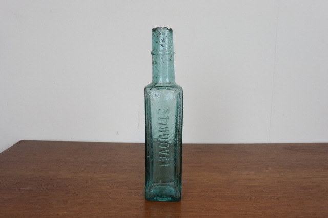 イギリス　アンティーク　ガラス瓶　ボトル　一輪挿し　フラワーベース　花瓶