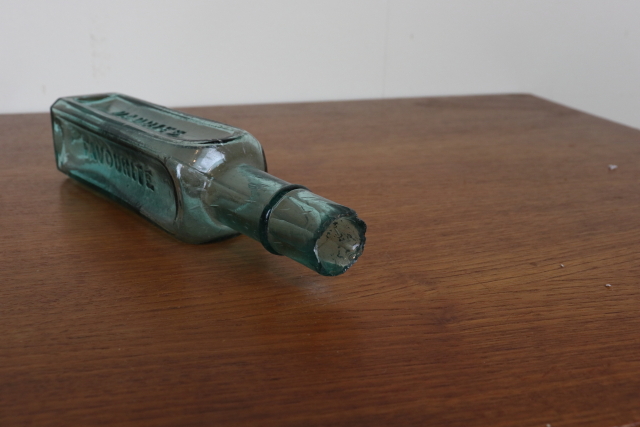 イギリス　アンティーク　ガラス瓶　ボトル　一輪挿し　フラワーベース　花瓶