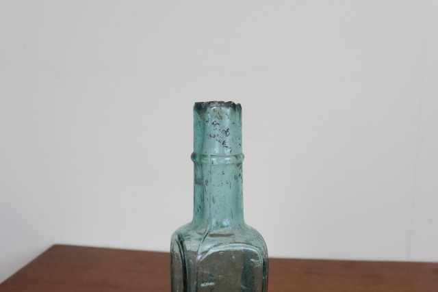 イギリス　アンティーク　ガラス瓶　ボトル　一輪挿し　フラワーベース　花瓶