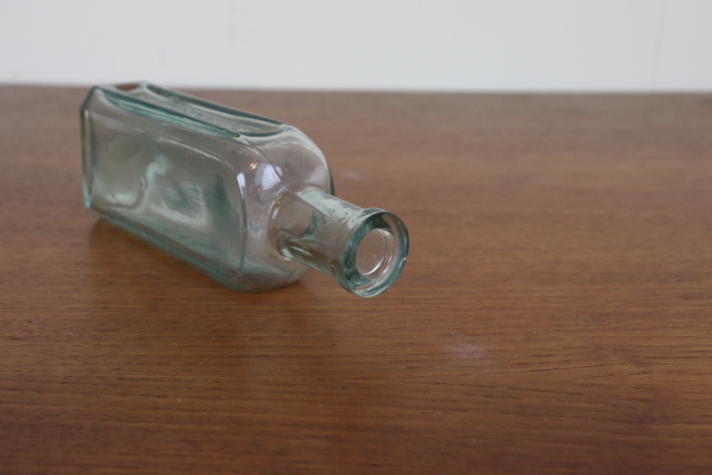 イギリス　アンティーク　ガラス瓶　ボトル　一輪挿し　フラワーベース　花瓶