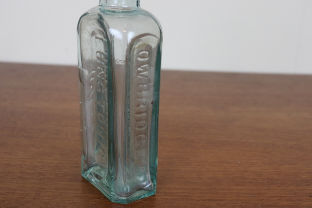 イギリス　アンティーク　ガラス瓶　ボトル　一輪挿し　フラワーベース　花瓶