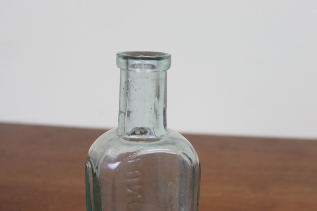 イギリス　アンティーク　ガラス瓶　ボトル　一輪挿し　フラワーベース　花瓶