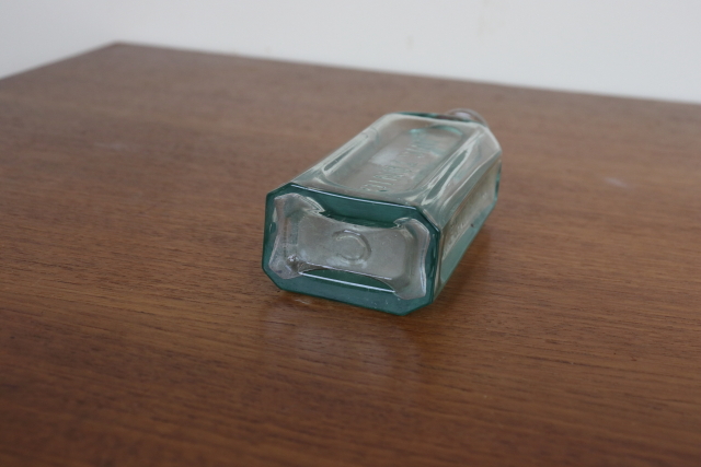 イギリス　アンティーク　ガラス瓶　ボトル　一輪挿し　フラワーベース　花瓶