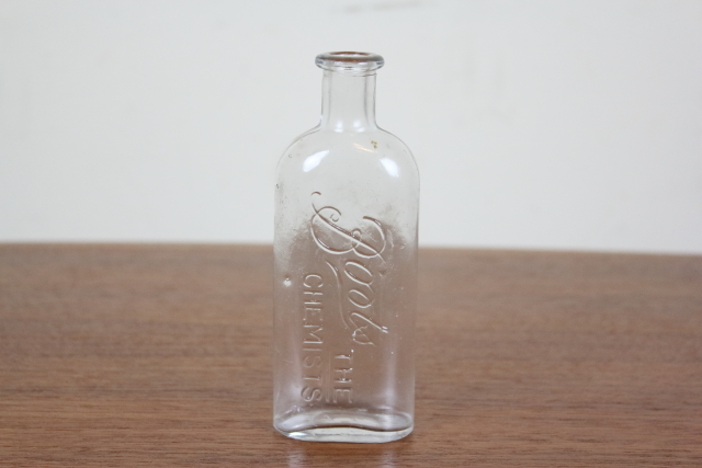 イギリス　アンティーク　BOOTS　ビン　花瓶　一輪挿し　薬瓶