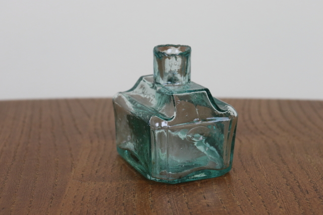 イギリス　アンティーク　インク瓶　一輪挿し　花瓶　ボトル　フラワーベース