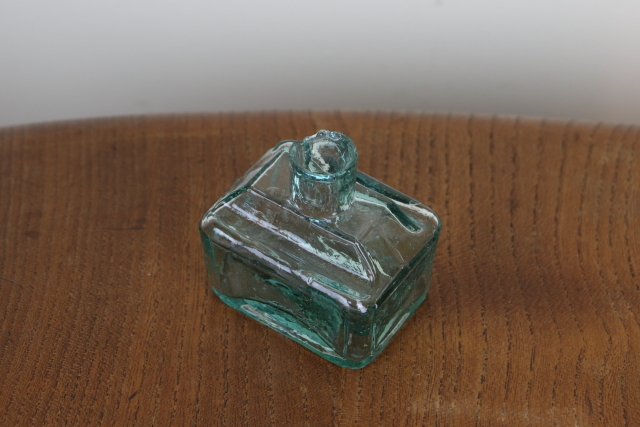 イギリス　アンティーク　インク瓶　一輪挿し　花瓶　ボトル　フラワーベース