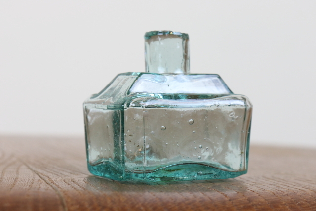 イギリス　アンティーク　インク瓶　一輪挿し　花瓶　ボトル　フラワーベース