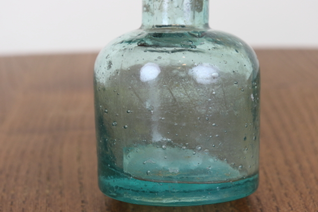 イギリス　アンティーク　インク瓶　一輪挿し　花瓶　ボトル　フラワーベース