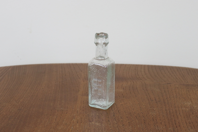 イギリス　アンティーク　ソース瓶　一輪挿し　花瓶　ボトル　フラワーベース