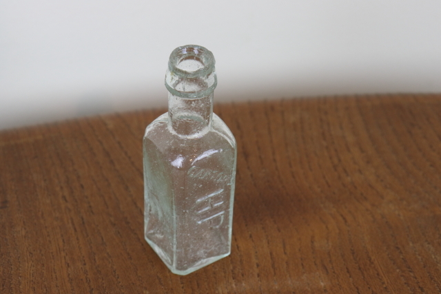 イギリス　アンティーク　ソース瓶　一輪挿し　花瓶　ボトル　フラワーベース