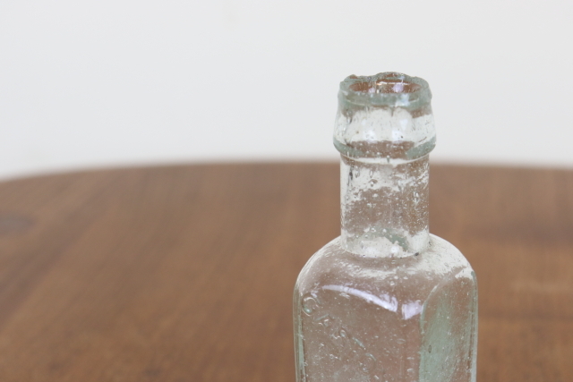 イギリス　アンティーク　ソース瓶　一輪挿し　花瓶　ボトル　フラワーベース