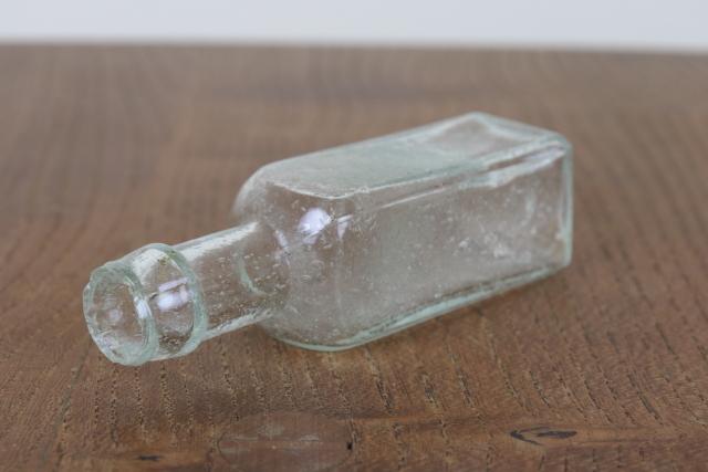 イギリス　アンティーク　ソース瓶　一輪挿し　花瓶　ボトル　フラワーベース